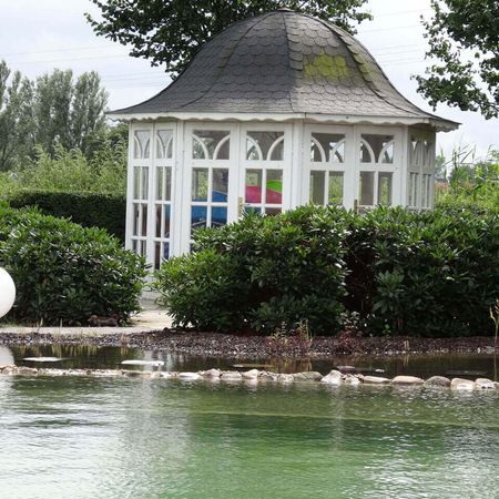 Teich mit Pavillion