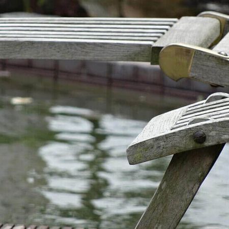 Teich mit Holzliege