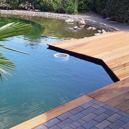 Holzterrasse am Teich